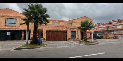 Casa en venta en Rosales de cedro golf de 126 m², con vista exterior, ubicada en el 1er piso (Casa 43) y con parqueadero propio cubierto (43). Su diseño ofrece comodidad y amplitud gracias a sus 3 habitaciones, 3 baños, sala comedor, cocina integral y zona de lavandería, todos con piso cerámico para mayor durabilidad y fácil mantenimiento. El conjunto brinda espacios ideales para compartir en familia como salón comunal, zonas verdes y área de niños, además de contar con vigilancia privada las 24 horas. Se encuentra en una ubicación privilegiada, cerca al centro comercial Cedritos 151, a supermercados como D1, Ara, Dollarcity y Oxxo, así como al colegio Anglo Colombiano, la Universidad El Bosque y la estación de Transmilenio Mazurén, con cómodas vías de acceso por la Calle 151 y la Carrera 8.NID 37585475342 
