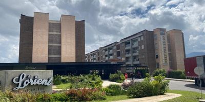 Vive con estilo y comodidad en esta hermosa casa de dos niveles en La Ceja, Se vende encantadora casa de ciento cuarenta y un metros cuadrados construidos, ubicada en una zona exclusiva, tranquila y segura, dentro de una unidad cerrada con vigilancia veinticuatro siete.
La propiedad cuenta con tres habitaciones, tres baños, amplio salón comedor, cocina integral con red de gas natural y excelentes acabados que resaltan cada espacio. Una excelente inversión para quienes buscan confort, seguridad y una calidad de vida inmejorable.
Perfecta para vivir con tranquilidad o como inversión rentable. Te encantará.