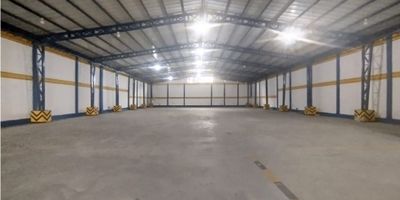 Características del inmueble:
Área total: 1.700 m² // Área de bodega y almacenamiento: 1.200 m² // Oficinas: 120 m² // Área de maniobra: 400 m² // Doble altura: 10 m y 8 m // Resistencia en pisos: 7 toneladas por m² // 10 parqueaderos // Espacios para 4 oficinas o habitaciones // Portón corredizo manual apto para tractomula // Batería de baños, 3 medios baños, 4 duchas y 1 baño completo // Depósitos y salón social.

Ventajas adicionales:
Tanques de reserva de agua subterráneo y elevado // Circuito cerrado de cámaras de seguridad // Servicios públicos de agua y energía garantizados // Diseño funcional con espacio social para reuniones // Ubicación estratégica en reconocido sector industrial, ideal para logística, almacenamiento y operaciones empresariales.
