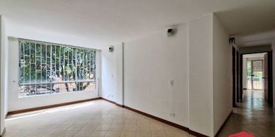 Apartamento en arriendo ubicado en Envigado, cuenta con buenos espacios, buena iluminación, 3 habitaciones, closet, baños cabinados, salacomedor, cocina integral mixta, zona de ropas, mirador, se encuentra en zona residencial tranquila, esta cerca a colegios, supermercados, tiendas, panadería, iglesia, cuenta con buena ruta de transporte publico y rutas integradas del metro.