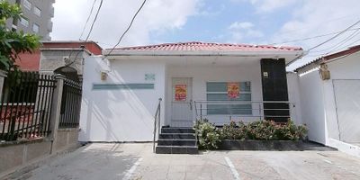 ¡¿Qué esperas para mudar tu negocio esta increíble casa comercial?! Se encuentra ubicada en el barrio La Concepción de la ciudad de Barranquilla, cuenta con un área total de 349 metros cuadrados, posee terraza con bahía exterior de parqueadero, 3 alcobas, 2 baños, sala- comedor, hall de alcobas, cocina tradicional, alcoba de servicio con baño, patio y área de labores. ¡Pregúntanos por este inmueble y te acompañamos a visitarlo!