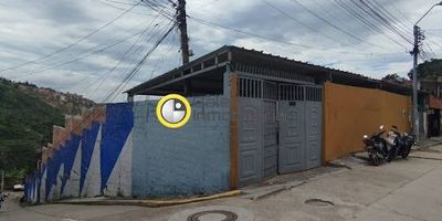 casa en arriendo en Bucaramanga, tiene un área de 800 metros cuadrados, cuenta con 12 habitaciones, 10 baños,  comedor, sala de hospitalización, sala de tv, cocina industrial, panadería, bodega, capilla, terraza de juegos. ideal para un hogar geriátrico, zona bastante  tranquila.