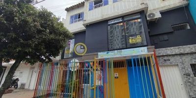 Oficina en arriendo en Bucaramanga - San Alonso, para estrenar, cuenta con un área de 60 metros cuadrados, dispone de 1 salón amplio, zona de cafetería, 1 baño social, 2 aires acondicionados, servicios de agua y luz independientes. Cerca a zona comercial, con cómodas vías de acceso, frente a la facultad de salud de la UIS.