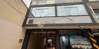 Apartaestudio en arriendo en Bucaramanga - Centro, consta de sala de recibo, sala comedor, estudio, cocina tradicional, zona de ropas y alcoba con el respectivo baño. La copropiedad brinda parqueadero solo para moto. El inmueble se encuentra ubicado cerca a parques, restaurantes, bancos, droguerías y demás. 