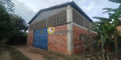 Bodega en arriendo en Girón - Acapulco, cuenta con un área en el primer nivel de 200 metros cuadrados, con mezanine de 28 metros, en el cual tiene un espacio para adecuación de oficina junto con un baño social. Se encuentra ubicado cerca al CAI, cerca al colegio y la iglesia principal.