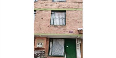 CODIGO:944FR7854: La propiedad en venta se encuentra ubicada en Colombia, más específicamente en la ciudad de Soacha, en el barrio de Cundinamarca. Construida en el año 2015, esta propiedad cuenta con 4 habitaciones, 1 baño, sala, patio, agua, drenaje, luz natural y luz eléctrica. Con una superficie total de 33 metros cuadrados, esta propiedad ofrece un espacio cómodo y funcional para sus habitantes. A pesar de no contar con estacionamiento, su ubicación estratégica y cercanía a diferentes servicios y comercios en el área, la convierten en una excelente opción para aquellos que buscan un lugar tranquilo y conveniente para vivir.
