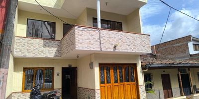 Casa para venta en la Estrella, barrio San Cayetano, cercano a la estación La Estrella del metro, la autopista, colegios y supermercados, la casa cuenta con un área de 112 m2 de lote aproximadamente y construidos 212 m2. Consta de 2 niveles, 5 alcobas, closet, 2 baños, cocina integral, sala, comedor, estudio, patio, red a gas, calentador, piso en cerámica, balcón, cuarto útil, un garaje cubierto y un garaje descubierto. Está remodelada, iluminada y de fácil acceso. Tiene una plancha para construir una tercera casa.