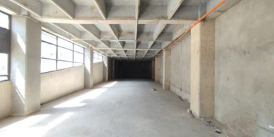 Se arrienda local comercial en Marinilla!
Local ubicado en zona estrategica de alto flujo peatonal y vehicular, ideal para todo tipo de comercio o servicios. El espacio se entrega en obra gris, brindandole la posibilidad de adecuarlo y disenarlo segun las necesidades de su negocio.
Cuenta con una excelente ubicacion cerca de zonas residenciales, comerciales y de facil acceso, lo que garantiza visibilidad y proyeccion para su marca.
Contactenos y agenda tu visita!