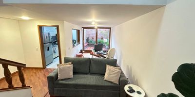 Ubicada en una de las zonas más privilegiadas de Bogotá D.C., esta hermosa casa es perfecta para quienes buscan comodidad, estilo y buen gusto en un solo lugar. Con una espectacular área de terreno de 155 M2 , esta propiedad se convierte en una oportunidad única para adquirir un inmueble de alta calidad en la capital del país.

La propiedad cuenta con 3 cómodas y luminosas alcobas, ideal para garantizar la privacidad y comodidad de todos los miembros de la familia. Además, cuenta con un baño auxiliar, perfecto para visitas o para el uso diario. Todos los baños cuentan con acabados de alta calidad y diseño moderno.

Uno de los grandes atractivos de esta casa es su amplio garaje, lo que garantiza seguridad y protección para su vehículo. Pero eso no es todo, también cuenta con espacio para la mascota de la familia, así que no tendrás que preocuparte por dejar a tu fiel amigo fuera de casa cuando salgas de viaje.

En su interior, encontrarás una amplia cocina integral además, cuenta con armarios empotrados y un vestidor para mantener todo en orden y con fácil acceso. El piso de cerámica y laminado, junto con las dobles ventanas, hacen de este espacio un lugar acogedor y cómodo para estar en familia.

En el exterior, podrás disfrutar de un hermoso y bien cuidado jardín, donde podrás cultivar tus propias frutas y vegetales. La casa se encuentra en una urbanización cerrada, lo que brinda seguridad y tranquilidad a los residentes. Cerca encontramos centros comerciales, colegios y universidades, lo que significa tener todo a la mano sin tener que moverse demasiado.

No pierdas la oportunidad de disfrutar de esta propiedad, que además cuenta con acceso pavimentado, parques cercanos y zonas deportivas para los amantes del deporte. La propiedad también cuenta con bodegas y depósitos que facilitan el almacenamiento de objetos y ropa en buen estado. Todo esto en una zona residencial en crecimiento, lo que garantiza una excelente inversión a largo plaz