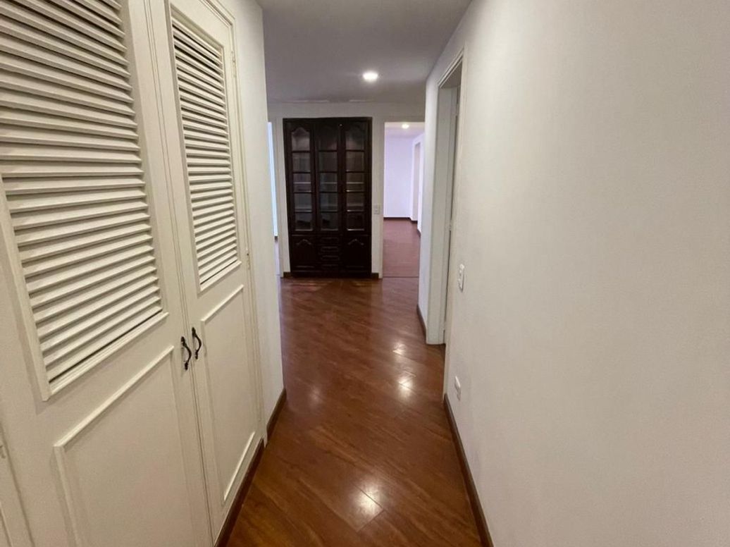 Apartamento de 4 alcobas en venta en Santa Barbara Central, Bogotá, 187 m² · foto 9 de 20