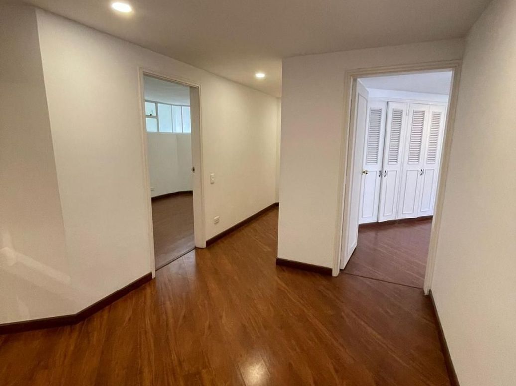 Apartamento de 4 alcobas en venta en Santa Barbara Central, Bogotá, 187 m² · foto 13 de 20