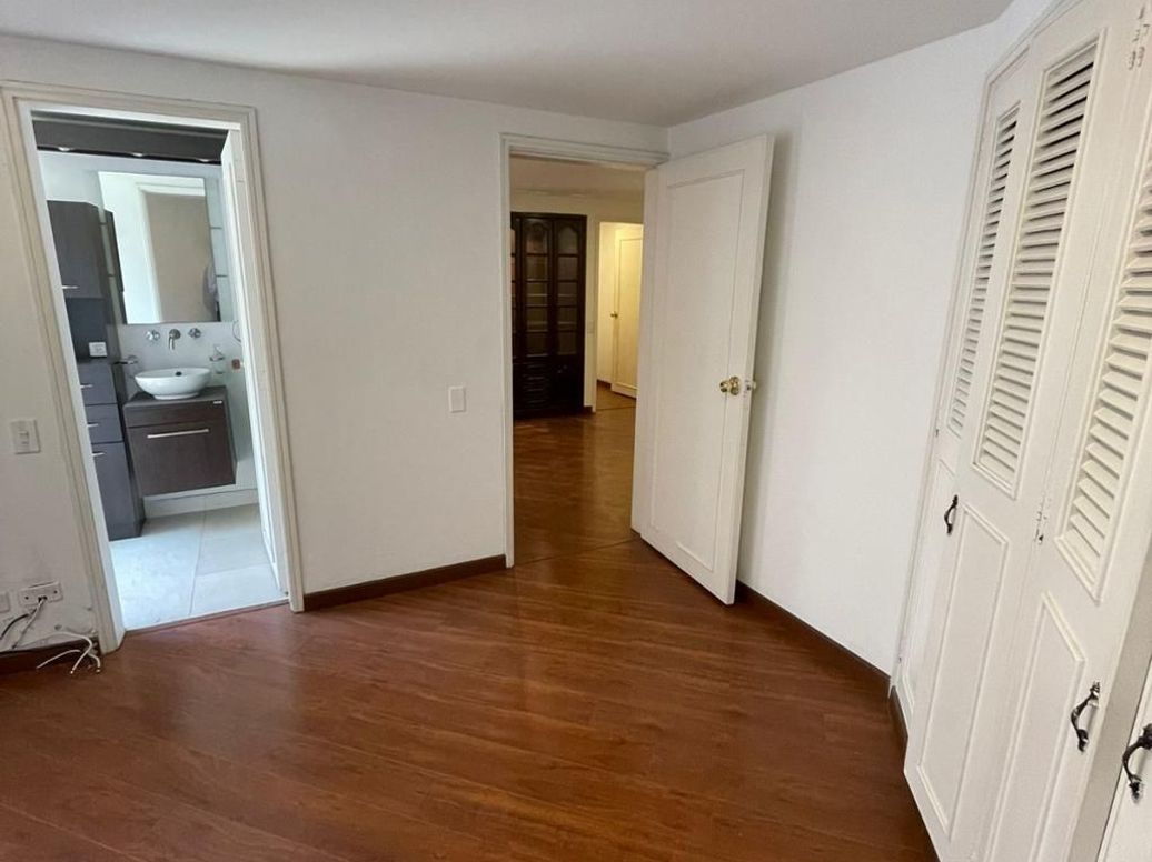 Apartamento de 4 alcobas en venta en Santa Barbara Central, Bogotá, 187 m² · foto 15 de 20