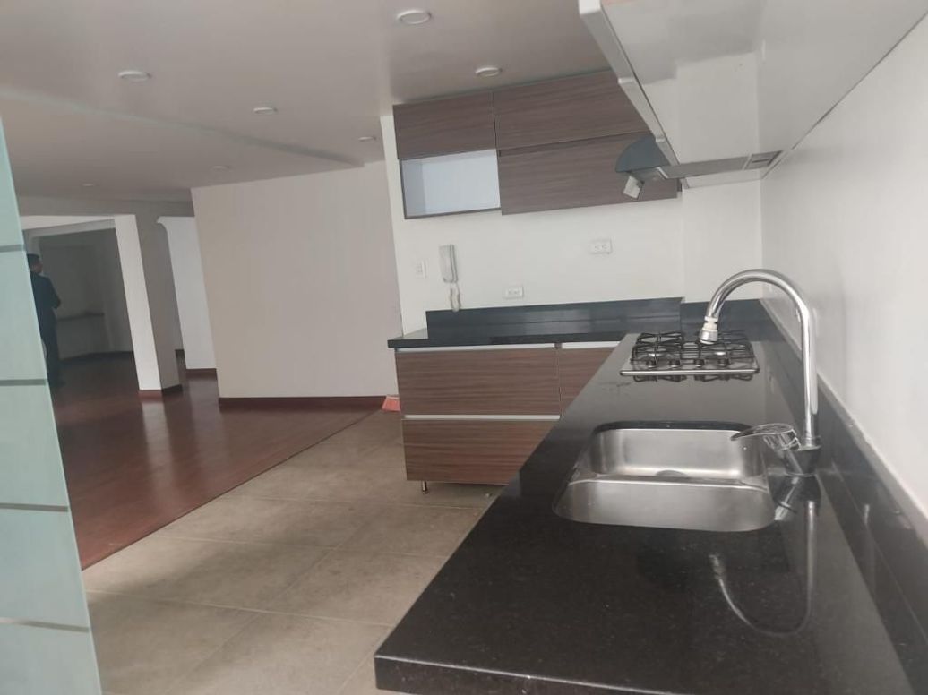 Apartamento de 4 alcobas en venta en Santa Barbara Central, Bogotá, 187 m² · foto 6 de 20