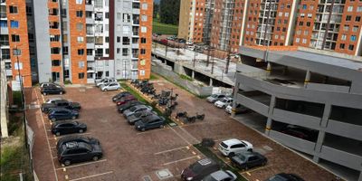 Apartamento en verde vivo venta de 47M², con vista interior, ubicado en un 7mo piso (Torre 1 Apto 704), acceso por escaleras y ascensor. Consta de 2 habitaciones, 2 baños, sala comedor, cocina integral y zona de lavandería. Tiene piso cerámico en todas sus zonas. El Conjunto cuenta con zona de niños, zonas verdes, salón social y vigilancia privada las 24 horas. Cerca a centro comercial Casablanca; cerca a almacenes de cadena como Olímpica, Ara y D1; cerca a colegio La Prosperidad; Vías de acceso por la calle 8A sur y carrera 25.NID 38958413474
