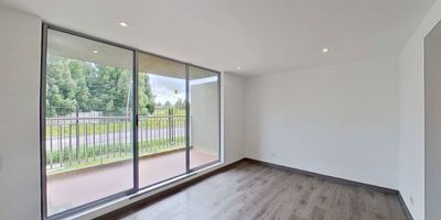 VENTA DE APARTAMENTO EN CEREZO HACIENDA ALCALÁ

Ubicación: Mosquera
Área construida: 67 m²
Piso: 1° 
Parqueadero: Privado cubierto
Ascensor: Sí

Excelente oportunidad para adquirir un apartamento con espacios amplios y excelente ubicación en el municipio de Mosquera. Esta propiedad se encuentra en un primer piso, con acceso directo desde el hall de la torre.

Distribución interior:


 
 3 habitaciones con piso laminado
 
 
 2 baños con acabados en cerámica
 
 
 Sala-comedor iluminada
 
 
 Cocina integral
 
 
 Zona de lavandería independiente
 
 
 Vista exterior
 


Zonas comunes del conjunto residencial:


 
 Salón comunal
 
 
 Zonas verdes
 
 
 Parque infantil
 
 
 Piscina
 
 
 Vigilancia privada 24 horas
 


Ubicación estratégica:
Cercano al centro comercial EcoPlaza, supermercados de barrio, colegios como Innova Schools Mosquera, paraderos de transporte público e intermunicipal y con fáciles vías de acceso por la Calle 10 Sur y Calle 9 Sur.

Este apartamento ofrece comodidad, seguridad y una excelente valorización en una de las zonas con mayor desarrollo del municipio.

Contáctanos para más información o agenda tu visita hoy mism
