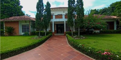 SE VENDE CASA MODERNA UBICADA EN LA ZONA MAS EXCLUSIVA DE MONTERIA A UNA CUADRA DEL NUEVO CENTRO COMERCIAL EVERGREEN MALL, , PRIMER CENTRO COMERCIAL ECOSOSTENIBLE, LA CASA TIENE UN AREA CONSTRUIDO 530 MT2, CON UN LOTE AREA PRIVADA 2.440 MT2, SE ENCUENTRA DISTRIBUIDA  ASI.

6 HABITACIONES AMPLIAS CON CLOSET Y BAÑOS PRIVADOS Y LA PRINCIPAL CON UN AMPLIO VESTIER Y BALCON TERRAZA. AREA SOCIAL, BAÑO SOCIAL, COCINA INTEGRAL, COCINA ISLA, ZONA DE LABORES Y PATIO INTERNO, TERREZA SALA STAR, HABITACION DE LA EMPLEADA CON BAÑO Y CLOSET, HABITACION CABAÑA CON BAÑO Y CLOSET, UN PATIO JARDIN INTERNO CON GRAMA Y ARBOL FRUTALES, GARAJE AMPLIO CUPO DE MAS DE 4 VEHICULOS, UNA TERRAZA DE ENTRADA ADORNADA UN APLIO JARDIN., EL SEGUNDO PISO CUENTA CON UNA SALA DE STAR CON BAÑO PRIVADO Y TERRAZA AMPLIA BALCON.

SU PRECIO ES NEGOCIABLE SE ACEPTA PERMUTA HASTA CON  UN VALOR INMUBLES DE UN 25%.
