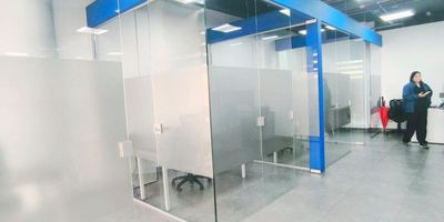 VENTA OFICINA EN  CENTRO EMPRESARIAL PONTEVEDRA  
Moderna y funcional . Alto Piso techo para dotación eléctrica, sistemas anti-incendios, cámaras de seguridad, edificio de última técnología con recepción con seguridad 24 horas, parqueaderos visitantes , zonas de restaurantes y cafés . Baterías de baños , sistemas de ascensor digitales , mantenimiento permanente en todas sus áreas. Ubicación estratégica en la calle 98 con cra 70 , zona comercial por excelencia . Facilidades de transporte y soluciones comerciales .