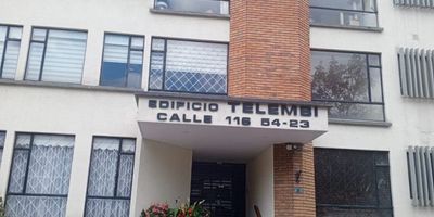 Descubre la elegancia y comodidad en este encantador apartamento de 2 habitaciones y 1 baño, con una distribución inteligente que optimiza sus 57 metros cuadrados. Situado en una ubicación privilegiada, garage cubierto, este inmueble ofrece un ambiente acogedor y funcional para disfrutar en familia o con amigos. Sus espacios luminosos y bien aprovechados crean una atmósfera única, ideal para relajarse y disfrutar de la vida urbana. ¡Ven y descubre tu nuevo hogar en este exclusivo apartamento!