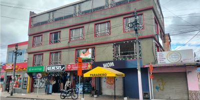 Amplio local comercial en arriendo, ubicado en la entrada principal y zona más comercial del barrio El Tejar, con alto flujo peatonal y vehicular. Cuenta con un frente de 5,3 metros ideal para vitrina, un baño privado, servicios públicos independientes de agua y luz, techos en drywall con iluminación LED, piso en cerámica.Espacio para bodega con puerta de seguridad. Se encuentra en excelente estado. Está situado a pocos metros de la Avenida 1° de Mayo, en una zona altamente transitada y rodeada de comercio, lo que lo hace perfecto para negocios de atención al público como minimarkets, droguerías, consultorios, oficinas de servicios, entre otros. Su ubicación estratégica, la visibilidad y el estado del inmueble lo convierten en una gran oportunidad para potenciar tu negocio. Presencia de marcas como cruz verde, servientrega, calivea y Oxxo en la misma cuadra. Contáctanos para agendar tu visita. Atención solo por whats app: 319 581 3693
