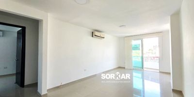 Descubra este excepcional apartamento, una joya en piso alto que redefine la vida urbana. Su excelente distribución se complementa con una ubicación privilegiada en acera sombra, garantizando una luminosidad y ventilación inigualables en cada rincón. Disfrute de un espacioso salón comedor que se extiende hacia un balcón privado, ofreciendo una magnífica vista que invita a la relajación y al entretenimiento. Cuenta con zona de labores ventilada, cocina cerrada
 y habitación y baño de servicio

Este hogar no solo promete confort, sino también un estilo de vida envidiable. El edificio le brinda acceso exclusivo a una piscina refrescante, un amplio salón social ideal para eventos, un sauna para su bienestar, y un parque infantil diseñado para la diversión de los más pequeños. Su tranquilidad está asegurada con vigilancia 24 horas y CCTV.

Listo para entrar a vivir y libre de deudas, este apartamento es una oportunidad que no querrá dejar pasar. Contácteme hoy mismo para programar una visit