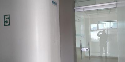 Excelente oficina exterior en piso 5 espacio abierto con ascensor, escaleras de emergencia muy buena ubicación cerca de la carrera 15, unilago, centro comercial de alta tecnología