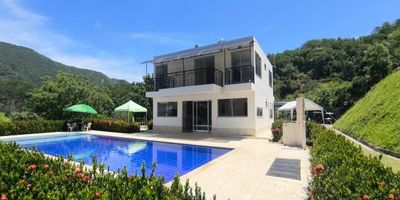 VENTA DE FINCA VACACIONAL EN EL GAITERO – SOPETRÁN, ANTIOQUIA
 Un oasis natural a solo 40 minutos de Medellín
 Ubicación privilegiada:
A tan solo 400 metros del reconocido sector turístico El Gaitero, en la Parcelación Entre Bosques 2, rodeada de naturaleza, tranquilidad y fácil acceso.
 Área total:
• Terreno: 2.700 m²
• Construidos: 300 m²
• Estrato: Veredal
 Casa de 2 niveles con diseño ideal para vacacionar o rentar por temporadas:
• Sala-comedor con cocina abierta
• 4 habitaciones completas con balcón privado
• Piscina amplia
• Kiosco para asados
• Sendero ecológico
• Casa de mayordomo
• Parqueadero para 3 vehículos
 Entrada con portada y circuito de cámaras para mayor seguridad.
 Perfecta para descansar, compartir en familia o invertir en turismo rural.
 ¡Contáctame para más detalles o agendar tu visita!
Esta finca es una joya escondida en el corazón de Sopetrán, lista para que la disfrutes o la hagas producir.