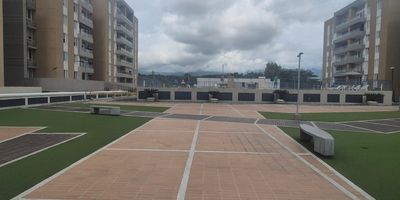 apartamento , Bosques de Bochalema , primer  piso con amplio balcón con vista externa. Sala-comedor con techo y ventanal a doble altura. Baño social a la entrada, cocina integral  mármol , salpicadero y barra americana en mármol, horno a gas y campana extractora, zona de oficios ventilada y separada de la cocina con puerta de lujo . dos aires  nuevos ,2  habitaciones   , estudio  que puede utilizar como 3 habitación  . Habitación principal con baño ,  Vestier y aire acondicionado. El apartamento cuenta con un amplio cuarto de depósito en el mismo piso del apartamento  con  puerta  ,lamparas de lujo en sala  y cocina ,  panel japones en todas las habitaciones   y blackout  .balcon con blackout eléctrico . muebles de lujo para tv en todos los cuartos   tiene parqueadero doble en sótano. Las áreas comunes son: Recepción con sala de espera, salón de juegos, gimnasio dotado, salón social y terraza, zona de parrilla, canchas deportivas, piscina  adultos y niños y juegos infantiles. S