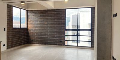 Apartamento en venta cerca a tiendas de cadena, supermercados, hospitales, centros comerciales, restaurantes, parques, estaciones del metro y servicios complementarios del sector. Piso en porcelanato, sala comedor, estar de TV, 1 alcoba con closet en la principal, baño, cocina integral abierta tipo americano, zona de ropas. Conjunto cerrado con vigilancia y portería 24 horas, citófono y circuito cerrado de TV, inmuebles sujetos a verificacion de disponibilidad
