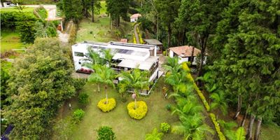 ? Finca en Venta – Vereda La Onda, Guarne | Ideal para Amantes de los Caballos ?

¡Vive rodeado de naturaleza y comodidad en esta espectacular finca ubicada en Guarne, Vereda La Onda! Diseñada especialmente para quienes disfrutan la vida campestre y el mundo equino, esta propiedad ofrece un equilibrio perfecto entre tranquilidad, recreación y funcionalidad.

? Ubicación privilegiada:
A solo 15 minutos del Aeropuerto José María Córdova, en un entorno natural, privado y de fácil acceso.

? Características generales:
    •    Área total del terreno: 16.903 m²
    •    Área construida: 650 m²
    •    Casa principal de dos niveles
    •    4 habitaciones + habitación de servicio con baño completo
    •    3 baños completos + 1 baño social

? Zonas de parqueo:
    •    Parqueadero cubierto para 4 vehículos
    •    Portón de ingreso con apertura por control remoto
    •    Finca completamente independiente

? Para los amantes de los caballos:
    •    4 caballerizas (pesebreras en excelente estado)
    •    Espacios adecuados para montar o acondicionar más zonas ecuestres

? Zonas sociales y de entretenimiento:
    •    Salón de juegos y bar
    •    Sala de billar
    •    Zona húmeda con jacuzzi y turco
    •    Espacio acondicionado para instalar una segunda zona húmeda

? Bienestar y naturaleza:
    •    Gimnasio privado
    •    Amplias zonas verdes ideales para descansar, caminar o disfrutar en familia

Una propiedad única, perfecta como finca de descanso, proyecto turístico o lugar de residencia permanente.

? ¡Contáctanos para más información o agendar una visita!
