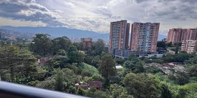 Apartamento en venta Envigado, Cumbres. con un área de 94.40 M2, distribuidos en 3 acogedoras alcobas y 2 baños completos, uno de ellos en la habitación principal. Además, cuenta con un garaje para que puedas aparcar tu vehículo de manera segura y cómoda.  con un ambiente moderno y funcional,  desde el balcón podrás disfrutar de una vista panorámica espectacular. Además la unidad cuenta con ascensor para mayor comodidad, vigilancia 24,7 a través de un circuito cerrado de TV y portero en la recepción. También podrán disfrutar de diversas opciones de entretenimiento, como piscina, salón comunal y parqueadero para visitantes. Otra gran ventaja de esta propiedad es su cercanía con diversos centros comerciales y colegios. Contáctanos para mas información!