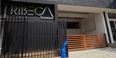 ¿Quieres invertir en un proyecto en el sur centro de la ciudad? Te tenemos este espectacular apartamento de 55m2, ubicado en el sur de la ciudad entre la av pasoancho y la carrera 50, un excelente conjunto cercano a centros comerciales, oficinas, eps y zonas residenciales.

Este apartamento ubicado en un sexto piso se encuentra en obra gris listo para que lo remodeles a tu gusto! su distribucion inicial consta de 2 alcobas, 2 baños, espacio sala comedor, cocina y zona de lavanderia

No esperes mas y empieza tu proyecto de vida en este hermoso conjunto!

Contacanos

Julian Castañeda ejecutivo comercial Cel. 317 8716121
