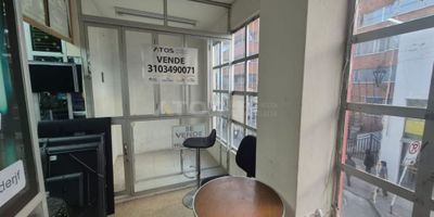Atos inmobiliaria vende local en el corazón de la ciudad. Con 1 espacio luminoso, este inmueble de 2.15 metros cuadrados ofrece infinitas posibilidades para tu negocio. Su ubicación estratégica garantiza una alta afluencia de clientes. No pierdas la oportunidad de establecer tu marca en este lugar único. ¡Contáctanos para más información!