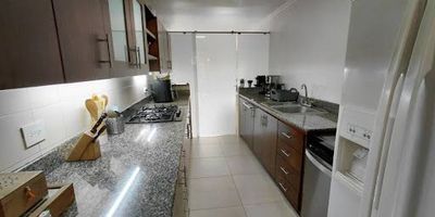 Apartamento en Arriendo en el Sector de Poblado al lado del centro comercial Vizcaya. Este apartamento de aproximadamente 134 metros cuadrados ofrece un diseño cómodo y funcional. Cuenta con 3 alcobas, 2 baños, sala comedor iluminada con vista verde por todas sus ventanas, cocina integral, zona de ropas independiente, 3 clósets y 1 vestier. Además, dispone de 2 parqueaderos privados independientes y un cuarto útil para mayor almacenamiento. Se encuentra ubicado en una unidad cerrada que ofrece portería 24 horas,  juegos infantiles, zonas verdes, placa de cancha múltiple, ascensor y shut de basuras. Su ubicación estratégica permite fácil acceso a rutas de buses integradas al metro, a pocos minutos del Centro Comercial Vizcaya, Parque del Poblado, Provenza y el Centro Comercial El Tesoro. Se encuentra rodeado de zonas verdes, lo que lo convierte en un espacio ideal para quienes disfrutan de la tranquilidad, sin alejarse de los principales puntos de interés de la ciudad. 