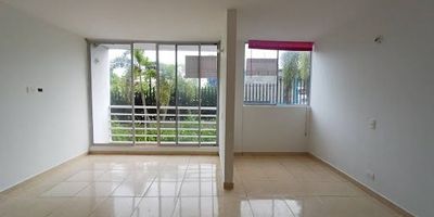 Apartamento consta de 2 alcobas, 2 baños, sala comedor, cocina y zona de labores; el conjunto cuenta cancha de futbol y parque infantil. parqueaderos comunes