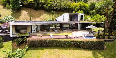 Moderna casa con menos de 5 años de construcción, ubicada en un lote de aproximadamente 4.000 m² y con un área construida de 412 m².
    •    Distribución: 3 dormitorios, 5 baños, habitación de servicio con cama, cocina integral, gimnasio.
    •    Espacios exteriores: cascada, jacuzzi acondicionado como piscina de agua fría, amplia entrada para autos, caseta para perro y posibilidad de construir una segunda minicasa en la propiedad.
    •    Atributos especiales: ventanales de piso a techo que rodean la casa, vista directa a la ciudad y espectaculares atardeceres.

Opciones de negocio:
    •    Arriendo amoblada: $38.000.000 mensuales (mínimo 6 meses – máximo 12 meses).
    •    Venta: $5.999.000.000
