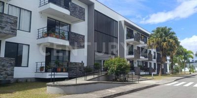 Desde 2013, Senior’s Club Armenia ofrece un estilo de vida exclusivo en la prestigiosa zona de El Edén, a solo 5 minutos del Aeropuerto Internacional El Edén.

Esta área es reconocida como la de mayor desarrollo de la ciudad, rodeada de urbanizaciones campestres de alto nivel, naturaleza exuberante y la tranquilidad que solo el paisaje cafetero puede brindar.

Aquí disfrutarás de la perfecta combinación entre cercanía a la ciudad y contacto con la naturaleza: a solo 25 minutos del centro de Armenia, pero con toda la paz y belleza de sus montañas y la calidez de su gente.

Características del apartamento:

✅ 2 habitaciones
✅ 2 baños
✅ Sala – comedor
✅ Balcón con vista
✅ Cocina integral
✅ Zona de ropas
✅ Bodega
✅ Parqueadero cubierto

Un lugar ideal para quienes buscan comodidad, exclusividad y conexión con la naturaleza.