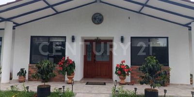 Se vende espectacular casa campestre con una vista inigualable a la naturaleza, ideal para quienes buscan confort, tranquilidad y una excelente inversión en el Quindío.

Características del inmueble:

3 amplias habitaciones (principal con vestier y closet adicional)
3 baños completos + 1 baño social
Sala principal y sala de TV
Comedor independiente
Cocina amplia con isla central
Jacuzzi
Garaje cubierto + parqueaderos descubiertos
Planta de tratamiento de agua

Características del terreno:
Beneficiadero de café
2.000 palos de café sembrados
Árboles de plátano, banano, limón y variedad de frutales

Un lugar perfecto para disfrutar de la vida campestre con todas las comodidades modernas.