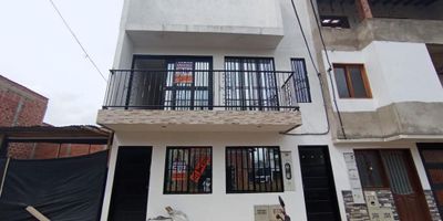 Apartamento para ARRIENDO en segundo nivel de 3 habitaciones  principal con baño y vestier, las otras con closet, sala comedor amplia, cocina integral, balcón, sala de estar, baño social, zona de ropas.