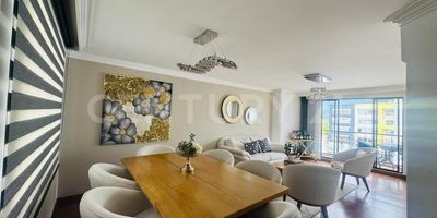 Descubre este espectacular apartamento de 132 m², diseñado para brindarte amplitud, confort y estilo, en una de las zonas más exclusivas de la ciudad.

Características principales:

✅ 3 habitaciones amplias y luminosas
✅ 2 baños modernos
✅ Estudio ideal para oficina en casa o sala de TV
✅ Cuarto adicional tipo bodega, perfecto para almacenamiento
✅ Sala y comedor integrados, espaciosos y con excelente luz natural
✅ Cocina integral equipada
✅ Zona de ropas independiente
✅ 1 parqueadero privado

Ubicación privilegiada:
En un sector exclusivo de Armenia, con fácil acceso a vías principales, cercano a supermercados, zonas comerciales, colegios y parques.

Una opción ideal para quienes buscan comodidad, exclusividad y una inversión segura.