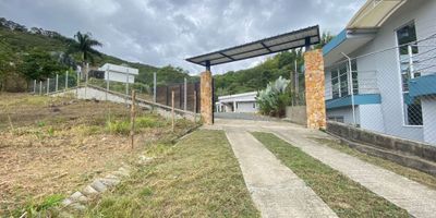 Casa campestre de un solo piso ubicada en una parcelación familiar tranquila y segura, a tan solo 15 minutos del Gato del Río, en comoda via de acceso. Cuenta con 240 m² construidos en un lote de 1.000 m² rodeado de zonas verdes y con vista directa espectacular, en la parte trasera vista a un encantador riachuelo. Su diseño funcional integra espacios amplios, cocina moderna con isla, iluminación natural y acabados en tonos cálidos que armonizan con el entorno. Ofrece amplias áreas sociales, ambientes frescos y abiertos, ideales para disfrutar con la familia o como espacio de descanso. Su ubicación estratégica permite vivir rodeado de naturaleza sin alejarse de la ciudad, siendo una excelente opción para residencia permanente.