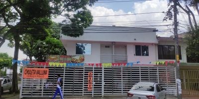 *SE VENDE CASA ESQUINERA CON LOCALES*

Área Lote : 186 Mt2 (12.4 x 15)
Área construida : $200 Mt2

*Primer piso :*
Dos locales comerciales cada uno con baño privado 

*Segundo piso :*
2 apartaestudios de 1 ambiente con balcón

1 apartaestudio de 2 ambientes

Actualmente todo está alquilado , genera renta de $5.900.000

Precio : $740.000.000 negociable 

Ubicada sobre la Carrera 50 a una cuadra de la autopista sur