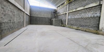 Bodega en arriendo de 300 m en San Felix, ideal para tu operacion logistica o comercial! Amplia, funcional y ubicada en una zona estrategica, cuenta con bano, cocineta y puerta tipo persiana que facilita el ingreso de mercancia. Ofrece excelente acceso al transporte publico, lo que la convierte en una opcion perfecta para empresas que buscan comodidad, ubicacion y eficiencia operativa.