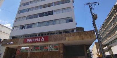 ARRIENDO OFICINA CENTRO, UBICADA EN EL QUINTO PISO DEL EDIFICIO GRAN COLOMBIANA, DESTACADO POR SU ESTRATÉGICA LOCALIZACIÓN CERCA DE SUPERMERCADOS, ZONAS COMERCIALES Y BANCARIAS. GRACIAS A ESTO, LA OFICINA SE ENCUENTRA EN UN ÁREA CON EXCELENTE CONECTIVIDAD Y ACCESO INMEDIATO A DIVERSOS BIENES Y SERVICIOS. IDEAL PARA EMPRENDEDORES Y PROFESIONALES, ESTE ESPACIO CUENTA CON AMPLIAS VENTANAS QUE PERMITEN ENTRADA DE LUZ NATURAL, CREANDO UN ENTORNO AGRADABLE Y LLENO DE LUMINOSIDAD.  CITAS GRATIS EN EL TEL. 6076852828 OPCION 1-------