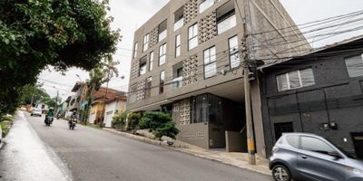 Aparta estudio ubicado en el Centro del Centro, a tan solo 2 cuadras del Centro Comercial Tranvía Plaza y Placita de Florez, tiene excelentes rutas de transporte público y tiene cerca una amplia oferta de comercio y servicios. 
Esta ubicado en el piso 4 (último), al cual ingresas por ascensor o escaleras,  tiene un área aproximada de 36 m2, altura aprox de 3mts que permite a futuro realizar con mezanine, el espacio es abierto, tiene posibilidad de división para dos ambientes, 1 baño, cocina integral con red de gas y calentador, piso en porcelanato mate color gris, caja fuerte exterior para guardar llaves. 
El edificio tiene construcción tradicional, Parqueadero común para motos, sin portería, sin citófono. Permite rentas cortas.  
Tiene opción de adquirir el inmueble amoblado con: Nevera, TV 43" , Microondas, Secador de Cabello, Plancha de ropa, Licuadora, Cafetera- Cama 1.60 con 2 mesas de noche, sofá cama doble, comedor de 4 puestos, 1 cortina Blackout, mesa auxiliar en madera - Sabanas, Plumón, 4 almohadas, 8 toallas blancas- implementos de cocina como platos, vasos, cubiertos, ollas y demas.  En $255.000.000 amoblado  y $ 245.000.000 sin amoblado. 
¡Compra fácil y seguro con Alnago, Llámanos!

 
