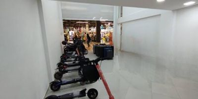 Local comercial en arriendo, en reconocido en Centro Comercial de Rionegro, cuenta con 55 mts en primer nivel y 49 mts de mezzanine, excelente vitrina, ideal para todo tipo de negocio con alto flujo peatonal, para mayor información, comunícate con nuestras líneas de atención. 