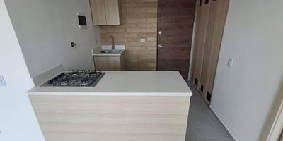 472-8027 Conaltura Inmobiliaria arrienda un moderno apartamento en el sector Pan de Azúcar  Sabaneta, ideal para quienes buscan practicidad, comodidad y una excelente ubicación. Con 53m, este inmueble cuenta con 2 alcoba, 2 baño, sala comedor, balcón y cocina integral. Perfecto para personas solteras, parejas o estudiantes que deseen un espacio acogedor y funcional. La unidad cerrada ofrece portería 247, gimnasio,, zonas verdes y parqueaderos de visitantes, garantizando bienestar y seguridad en un ambiente moderno. Excelente ubicación cerca de tiendas D1, Éxito Exprés, Institución Educativa Londres, Institución Educativa Antonio Baena Salazar y estación de servicio Primax, además de contar con rutas de buses hacia la estación La Estrella del metro.