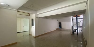 
Oficina en arriendo cerca avenidas principales, de fácil acceso a rutas de transporte, colegios, tiendas, hoteles y servicios complementarios del sector. Cuenta con piso en cerámica, 3 espacios, 2 niveles, 2 baños, cableado de red, techo cielo raso, aire acondicionado privado y divisiones en Drywall. Conjunto cerrado con vigilancia, circuito cerrado de TV, bahía de parqueo, baños comunales y planta eléctrica inmuebles sujetos a verificacion de disponibilidad
