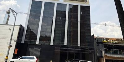 Arriendo Bodega de 3.000 metros cuadrados, distribuidos en 4 pisos mas terraza, pisos reforzados, puerta camión, ubicada en zona de  alta mixtura, canon de arrendamiento 150.000.000 mas iva,  Ubicada en zona estratégica, cerca a hospital, cerca a centro comercial, avenida vegas, avenida poblado, autopista, cerca a estación del metro de industriales 