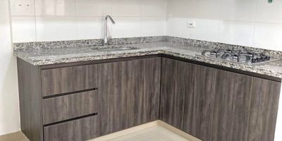 Casa de 104 m2 ubicada en la salida de Guaduales hacia La Romelia  El Pollo, frente al conjunto residencial.

Características del inmueble

Area 104 m2

3 habitaciones principal con vestier

Estudio

Sala comedor

Cocina semi integral

Patio de ropas

Parqueadero cubierto

1 baño social en primer piso

2 baños en el segundo piso

Zonas comunes y servicios

Vigilancia 24 horas

Piscina

Salon social

Sauna

Canchas de futbol y baloncesto

Gimnasio