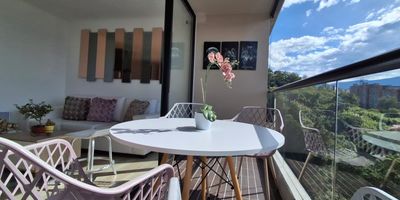 Moderno apartamento ubicado en el Megaproyecto Inmobiliario de Envigado el Trianon Frutos Verdes caracterizado por su armonía con la naturaleza y vista a la ciudad y al  bosque, piso alto iluminado en ambiente fresco y campestre.
Cuenta con balcón, cocina abierta con barra, estudio, salón comedor, 3 alcobas, 2 baños, parqueadero y cuarto útil.